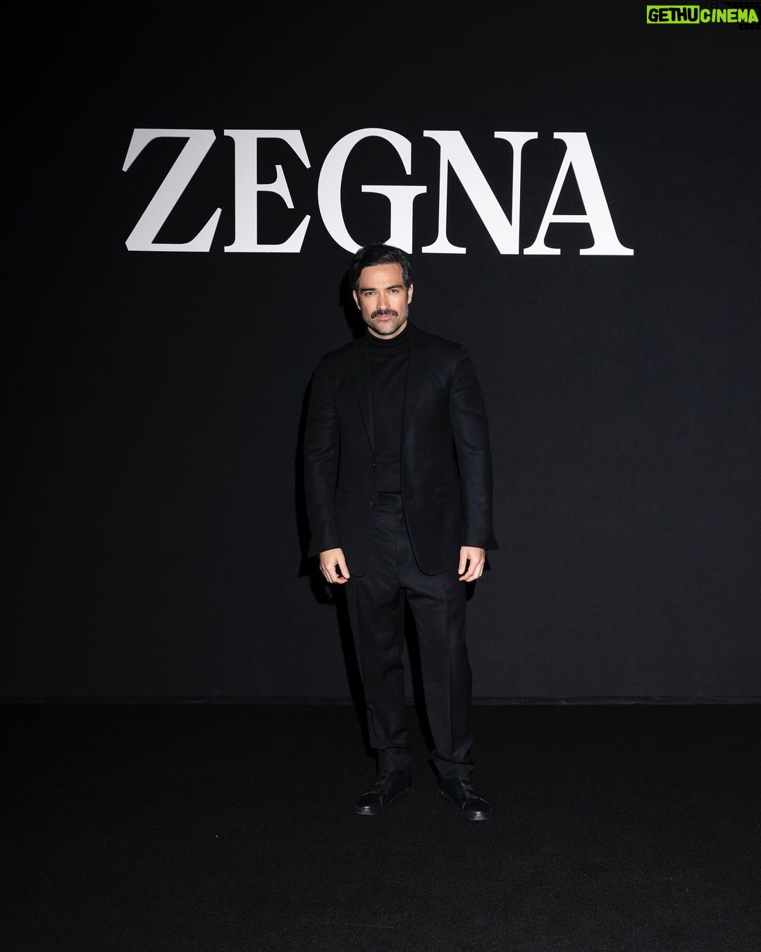 Alfonso Herrera Instagram - Gracias @zegnaofficial, Gildo, Eduardo, Julie, Denisse, Ale, Gonzalo, Sidney, Fernanda, Rodrigo, Marco, Tomaz y a todos los que conforman esta gran familia. Nos vemos pronto… 📸 @marcopionato