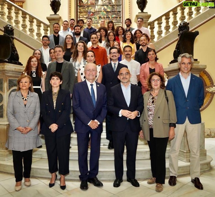 Alfonso Herrera Instagram - Gracias cadena @la_ser @premiosondas @pacodelatorrep @ayuntamientomalaga por la recepción. #BatmanDesenterrado Málaga, España