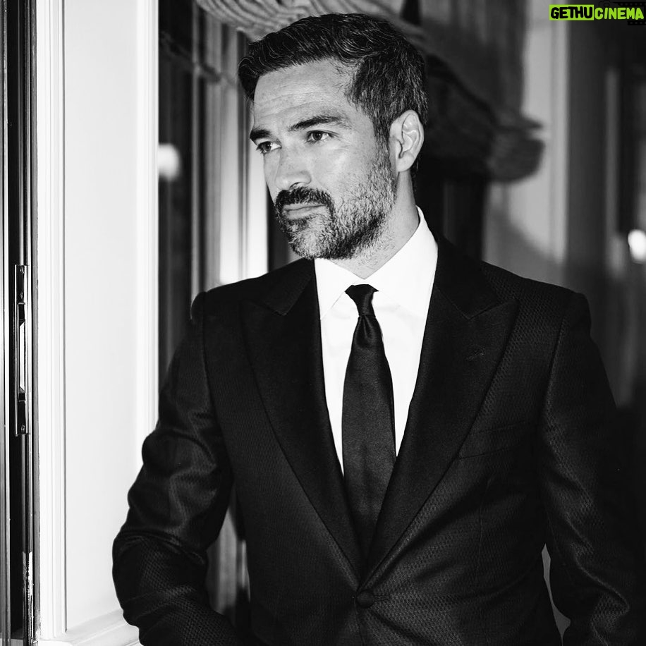 Alfonso Herrera Instagram - Una más de los @premios_platino gracias @_freddyalonso Foto @sanndrii Madrid, España