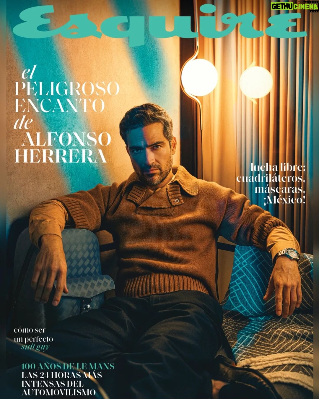 Alfonso Herrera Instagram - Alfonso Herrera llega en su mejor momento a nuestra portada de septiembre. Con una trayectoria sólida y ascendente, @ponchohd ha demostrado que no es un actor de decisiones previsibles. Con 40 años recién cumplidos y próximo a su participación en “Rebel Moon”, bajo la dirección de Zack Snyder, se revela con Esquire México en una entrañable entrevista y una inolvidable sesión de fotos. Un retrato del “Poncho” modelo 2023. Fotógrafo: @ramfotografia Entrevista: Almudena Barragán Estilismo: @alo_murillo_ Grooming: @davosthebane para @diorbeauty Asistente de grooming: @annamortera_makeup Director de arte: @esedirector Director Editorial: @alfonsoparra__ Agradecimiento especial: @volga_mx Total look, Hermès. Mochila Extreme 3.0, Montblanc. Reloj Iced Sea, Montblanc.