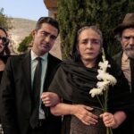 Alfonso Herrera Instagram - ¡ESTAMOS FELICES! 🎉🤩 @quevivamexico_cabrones Veinte años atrás, Pancho Reyes, un próspero y “aspiracionista” clasemediero, abandonó su pueblo y se olvidó por completo de su numerosa y empobrecida familia. De manera inesperada, un día recibe la noticia de que su abuelo, Don Francisco Reyes, un viejo y rico minero, ha muerto y que él es uno de sus posibles herederos. Motivado por la avaricia y acompañado de su mujer, sus hijos y su sirvienta, Pancho viaja al remoto y ruinoso pueblo de La Prosperidad, para al fin reencontrarse con su muy resentida familia. Pero la presencia de Pancho, que siempre fue el favorito del abuelo, y al que todos sus parientes consideran un arrogante, ingrato y malagradecido “fifí”; y la posibilidad de que sea uno de los herederos, despiertan la envidia, el rencor y el odio guardado por tantos años, ocasionando una batalla campal. Una guerra a muerte por la herencia en la que todo se vale entre Pancho y su esperpéntica y folclórica familia: Los Reyes de La Prosperidad. ¡NO SE LA PUEDEN PERDER! A partir del 23 de Marzo en todos los CINES. @adelareguera @damia_nalcazar @ponchohd @anamartin #cine #mexico #mundo #world #pelicula #film #quevivamexico