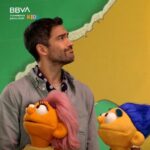 Alfonso Herrera Instagram - En el futuro todo es tan distinto que Beta no conoce el significado de la palabra “frontera”. ¿Conseguirán Mario y Poncho explicarle por qué hemos pintado esas rayas para separar los países? Descúbrelo en el séptimo capítulo de Kids, un programa de #AprendemosJuntos. Puedes ver el programa completo en nuestro canal de YouTube. #KidsGrupo #Tribu #Fronteras #AprendemosJuntos2030