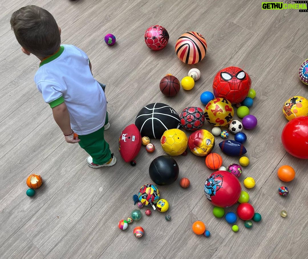 Alfonso Herrera Instagram - Exceso de pelotas…