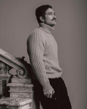 Alfonso Herrera Instagram - Zegna me invitó a seguir explorando el corazón de la marca, el hogar de sus valores.
Donde nace todo... Oasi Zegna.
🫀
@Zegnaofficial
@AlessandroSartoriOfficial
#ZEGNAFW24
#OASICASHMERE

📷 @marcopionato