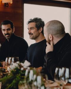 Alfonso Herrera Instagram - Zegna me invitó a seguir explorando el corazón de la marca, el hogar de sus valores. Donde nace todo... Oasi Zegna. 🫀 @Zegnaofficial @AlessandroSartoriOfficial #ZEGNAFW24 #OASICASHMERE 📷 @marcopionato
