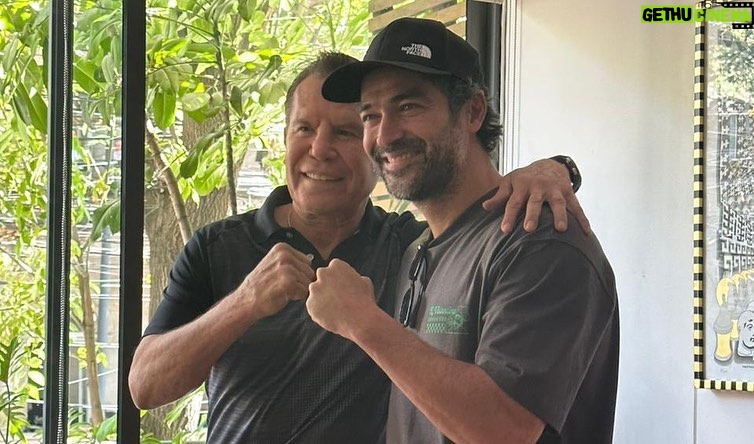 Alfonso Herrera Instagram - Cuando tenia 9 años le pedí a mi madre que compráramos la pelea de @jcchavez115 contra el peleador boricua Macho Camacho (que por cierto le puso una buena madriza) a las oficinas de Telecable de Zapopan en gdl. Tenia una televisión en mi habitación y quería que ahuevo la pelea se viera en mi cuarto…. Le dije a un amigo de la cuadra que si quería venir a ver la pelea. Al final se corrió la voz y la cuadra entera estaba metida en mi habitación viendo al gran Campeón Mexicano. Después mi padre me llevo a ver la pelea de Greg Haguen contra Julio en el Estadio Azteca y ahí pude verlo en vivo junto a más de 120,000 personas. Hoy entiendo porque es un ídolo tan querido. Abrazos campeón y gracias por tu hospitalidad. Extiéndele mi agradecimiento a Carlos, Myriam y Nicole.