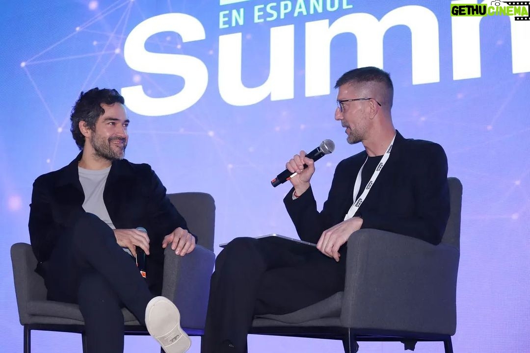 Alfonso Herrera Instagram - Querido @urbanohidalgo_wired siempre un placer compartir. Gracias por la invitación al summit @wiredenespanol