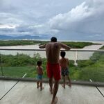 Alfonso Herrera Instagram - 👶🏻🧑🏻‍🦱🧑🏻‍🦱👧🏻 Último estirón de vacaciones… Y cocodrilos 🐊