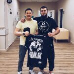 Ali Bagov Instagram - Салам Алейкум всем У всех задается вопрос почему я не смог выступить так как в остальных боях в крайнем бою, так вот рассказываю больше месяца я готовился усердно в Тайланде, я был в очень хорошей форме, многие говорят что Тайланд не пошло мне на пользу, но это не так, в процессе тренировок я разорвал переднюю крестообразную связку, на что я даже не знал что это так, просто думал что где то что то потянул, приехал домой на стадий весагонки начало больше тревожить колено, мне сказали сделать МРТ на что я сказал после боя сделаю, щас важно выиграть бой, ХВАЛА АЛЛАХУ в любом положении, я щас никак не оправдываюсь и не хочу говорить что именно из за этого проиграл. Все по воле АЛЛАХА ☝🏼 Вот и прошла моя операция на колено Разрыв передней крестообразной связки Спасибо лучшему в своем деле @dr.ondar как и обещал все прошло успешно, хвала Аллаху в любом положении, дальше процесс восстановления, Ин ща Аллах скоро увидимся, все обнял 🫂🤝 МЕДСИ Premium