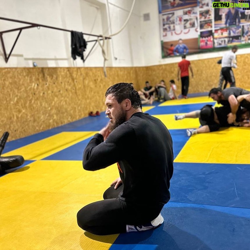 Ali Bagov Instagram - В ответ на брошенный камень , кинь два камня , ты другой Человек..) Москва • Moscow