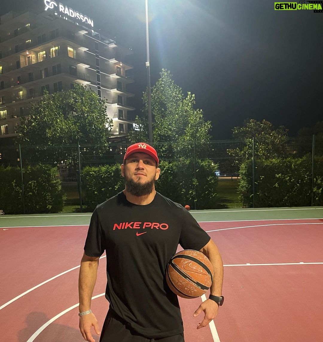 Ali Bagov Instagram - Актуально👌🏻 Для глухих твой рассказ непонятен, Для слепых твой рисунок не виден, Мудрецам смысл жизни стал ясен, Храбрецам путь открыт непредвиден. Псам хозяин для службы, да кости, Для Орла дорога лишь свобода, Волк нуждается в схватках и злости, Выбирай из какой ты породы. Измени свои мысли ко благу Контролируй их, это возможно Путь начнётся с первого шага Страх покажется чем то ничтожным Не у всех есть великие цели Большинству ведь достаточно денег Мне ветра вековые пропели, Снова в бой, о воинственный пленник.#уэт🤌🏻 Radisson Collection Paradise Resort & Spa Sochi