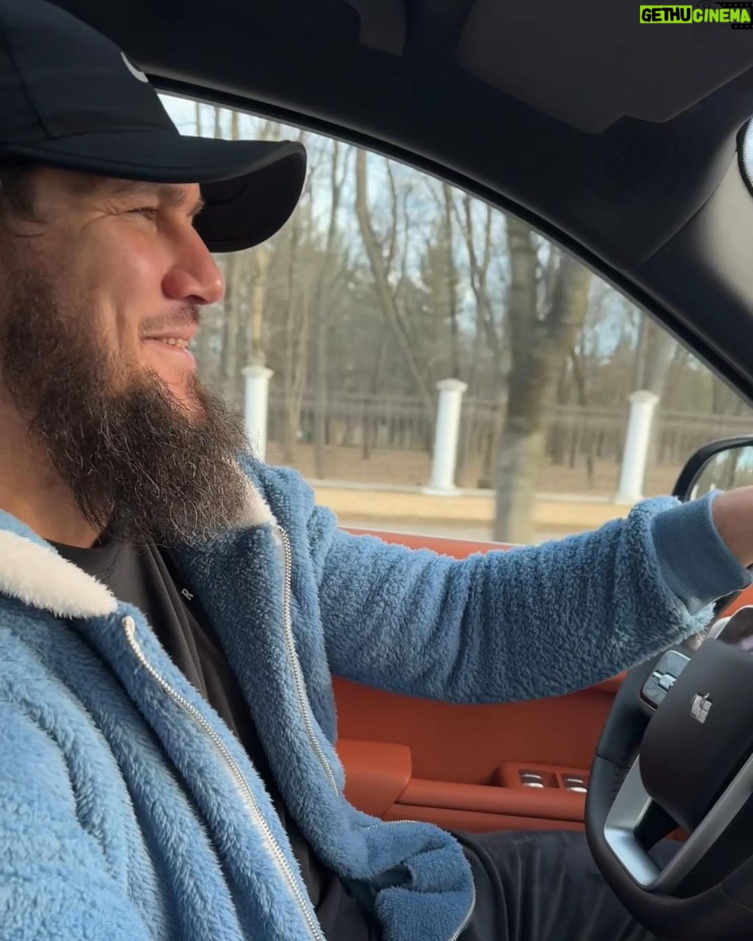 Ali Bagov Instagram - Толпа не любит одиночек, она признаёт только фальшивых людей, подражающих во всём друг другу. толпа презирает каждого, кто держится особняком, кто отстаивает свои права, защищает свою свободу, поступает по-своему, невзирая на последствия. Baksan
