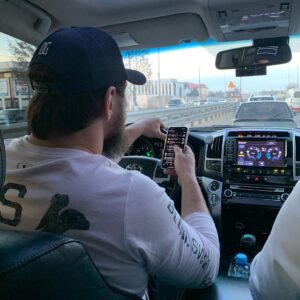 Ali Bagov Instagram - Те дни прошли и эти тоже пройдут. ты только уповай на Господа должным образом, и помни о том, кто ты. не унижайся и не возвышайся. будь самодостаточен. ты уйдёшь из этой жизни один, войдёшь в могилу один, будешь давать отчёт за деяния один. главное, уйти из жизни достойно, сторонясь запретного и делая больше благ. 

и не старайся угождать людям, исправь то, что между тобой и Всевышним. и всегда помни, что молчание - это золото. что есть такие люди, которые подсчитывают свои слова от пятницы до пятницы..