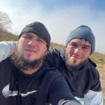 Ali Bagov Instagram - Просите у Аллаха даровать вам таких друзей, которые не предадут вас, а будут делать дуа за вашей спиной, а не злословить..#бегвгоры10км🏃🏻‍♂️ 910公車上 - 移動中