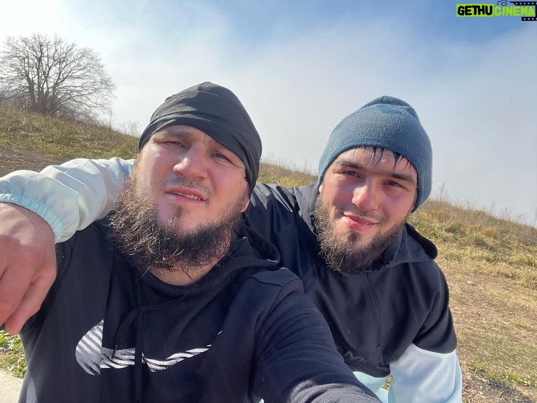 Ali Bagov Instagram - Просите у Аллаха даровать вам таких друзей, которые не предадут вас, а будут делать дуа за вашей спиной, а не злословить..#бегвгоры10км🏃🏻♂️ 910公車上 - 移動中