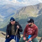 Ali Bagov Instagram - Нет ничего ценнее брата, человека, который подержит при любых обстоятельствах. У которого сердце болит и разрывается от переживаний. Который не отвернётся никогда и будет рядом. Любовь к брату она особенная. Цените своих братьев, о братья и сёстры, ведь они дарованы вам Аллахом…🫂#берегитебратьябратьев✊ Гора Чегет 3100 м