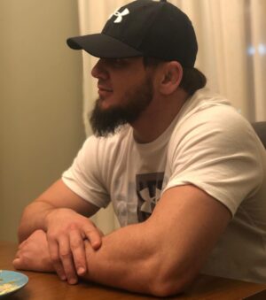 Ali Bagov Instagram - Одиночество в тысячи раз лучше, чем общество людей, прогнивших насквозь..