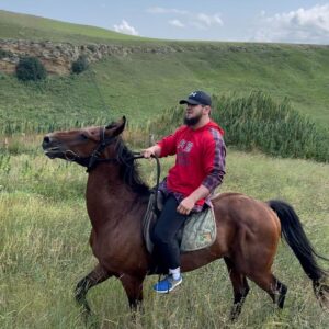 Ali Bagov Instagram - Один человек сказал ар-Раби'у бин Хусайму: "Мы никогда не слышали, чтобы ты кого-нибудь осуждал!" На что он ответил: "Я слишком недоволен собой, чтобы находить время для порицания других!"