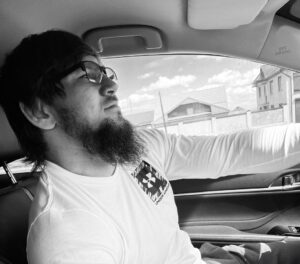 Ali Bagov Instagram - ​Некоторым братьям перед тем как сделать насыху приходится говорить " Ты брат не обижайся " Видите ли ранимые слишком, могут просто не звонить и не писать, только потому что указал на ошибку. И как мы хотим после этого преуспеть? Когда спросили АбдуЛлаха ибн Мубарака остались ли те кто делают наставление, он ответил спросив: а остались ли те кто принимают наставление?. Это в их время, а что про наше время. Не ждите что придут и воспитают вас родители или еще кто, начните воспитывать себя в элементарном. И вообще обычно не принимают насыху те, которые при разговорах часто говорят " Хвала Аллаху что мы есть друг у друга, для того чтоб исправляли когда допускаем ошибку" в итоге каждый думает что он не каждый. Да помилует Аллах человека который знает своё место и да исправит он наши больные сердца!