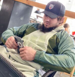 Ali Bagov Instagram - «Не слабейте и не печальтесь, в то время как вы будете на высоте, если вы действительно являетесь верующими»(3:139) 

 Всевышний ниспослал это откровение,чтобы вдохновить верующих рабов,укрепить их волю и утвердить их намерения. 
О правоверные!Пусть ваши тела не слабеют, а ваши сердца не печалятся, когда вас постигают неприятности и когда вы сталкиваетесь с трудностями.Если ваши сердца переполнятся скорбью,а ваши тела ослабеют,то это лишь приумножит ваше несчастье и поможет вашим врагам одержать над вами верх. Будьте мужественны и проявляйте терпение, прогоняйте печаль и оказывайте жесткое сопротивление своим врагам.Вам не подобает проявлять слабость и печалиться, потому что вы всегда на высоте.Вы обладаете правой верой и надеетесь на помощь и вознаграждение Аллаха. Верующий всегда ожидает Его вознаграждения в этом мире и в Последней жизни,и ему не подобает падать духом...