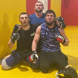 Ali Bagov Instagram - Победа приходит с терпением, с бедой приходит избавление, с тяготой - облегчение. Терпение - лучший помощник для человека, чем неисчислимое и вооружённое до зубов войско. И оно для победы - как голова для тела..