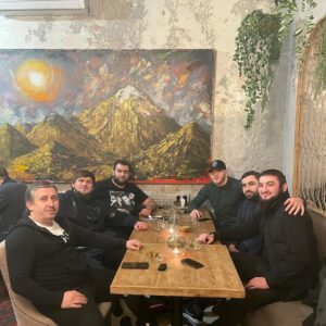 Ali Bagov Instagram - С братьями жи есть 🤟🏻 😎