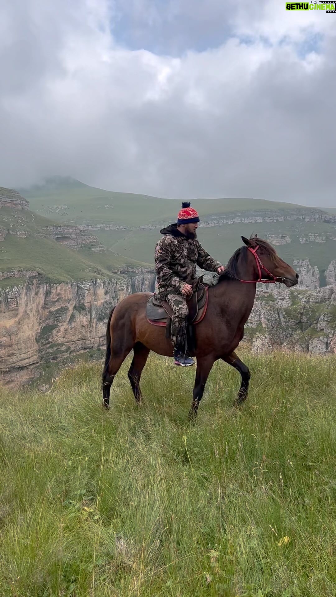 Ali Bagov Instagram - Самая сильная крепость - любовь к Родине.🏔️🏇#къэнжаль#адыгэщ! Джилу Су
