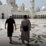 Ali Bagov Instagram - Мечеть шейха Зайда , Абу - Даби .ОАЭ мечеть шейха Зайда - одна из шести самых больших мечетей в мире . Расположена в Абу-Даби, столице ОАЭ . Названа в честь шейха Зайда ибн Султана на-Нахайяна - основателя и первого президента ОАЭ , похороненного рядом . Мечеть была официально открыта в месяц Рамадан в 2007 году. 🇦🇪 Abu Dhabi, United Arab Emirates
