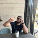 Ali Bagov Instagram - Чтобы подняться, вы должны упасть, чтобы обрести, вы должны потерять. Чтобы кофе попить нужно его купить 🤌🏻 Гора Чегет 3100 м