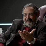 Ali Fadil Instagram - مهم واحد بين فترة وفترة يرجع يقرأ هذا البوست حتى يعيد حساباته مع المحيطين بي إبني كان بينسى يشحن موبايله قبل ما ينام ..أخدته حطيته يشحن صحي الصبح مبسوط أوي و قعد يشكرني .. تاني يوم : بردو نسي، شحنته له، قالي : شكرا يا بابا.. تالت يوم : نمت بدري و ما شحنتش الموبايل بتاعه، صحي متضايق و زعلان و بيعاتبني ليه ما حطتيش الموبيل على الشحن ينفع كده ؟؟ - رتبت سرير بنتي كام يوم بدلها، بطلت ترتبه هي خالص، حتى لو مش تعبانة أو مش مشغولة.. - عودت صاحبي إني أتصل بيه أتطمن عليه، في يوم تعبت و ما سألتش عليه، زعل وقالي ما إتصلتش بيا ليه؟؟ - إستحملت زميلي ساعة غضبه، بقى العادي بتاعه إنه يتعصب عليا .. - صديق ورث هو وإخواته عمارة بيقتسموا إيجارها.. ساب حقه لإخواته كام شهر و أما إتزنق شهر و حب ياخد إيجارها شهر واحد، بصولوا ب إستغراب.. فكان لازم يحكي تفاصيل زنقته عشان ياخد حقه.. و..و...و....و.....حكايات كتير .. نفس النظام .. كل إللي يجي على نفسه ويفضل غيره عليه ويشيل عنه، لازم يفضل كده أو هيبقي وحش .. 👈 أوقات بنتنازل على حقوقنا لحد ما الأخرين يفتكروها حق مكتسب ! " ماجد الكدواني "