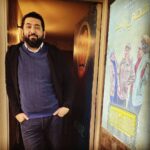 Ali Fadil Instagram - كان عاما شاقا بذلت فيه جهدا لا يوصف لم اتعمد إيذاء احد بل حاولت تقديم كل ما لدي لخدمة من حولي اصبت احيانا واخفقت احيانا لكنني كنت حسن النية صادق المشاعر ومحب على قدر ما استطيع اعتذر لكل من اسأت لهم بغير قصد واملي ان اكون إنسانا افضل في قادم الأيام ، مضى عام وانا احبكم جميعا وسيأتي عام اتطلع فيه للمزيد من المحبة والعطاء . كل عام وانتم بخير