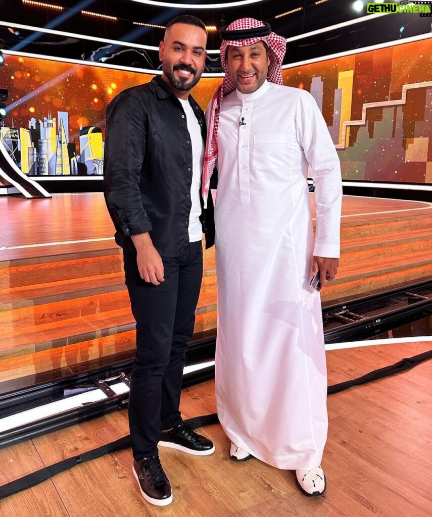 Ali Jassim Instagram - #هذا_مكانك مع نخبة من نجوم الرياضة والفن والأعلام والموضة في السعودية 🇸🇦 🤍 مع ابو الهيش @hishamstar Soon جداً