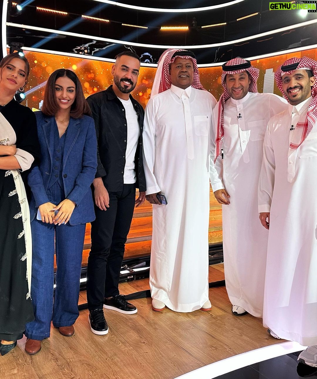 Ali Jassim Instagram - #هذا_مكانك مع نخبة من نجوم الرياضة والفن والأعلام والموضة في السعودية 🇸🇦 🤍 مع ابو الهيش @hishamstar Soon جداً