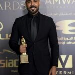Ali Jassim Instagram - محبتكم ودعمكم هو التكريم الحقيقي بالنسبة الي ، وهذا الدرع هو تجسيد لهذه المحبة ، انتم سبب استمراري بعد الله وان شاء الله كل القادم احلى ..