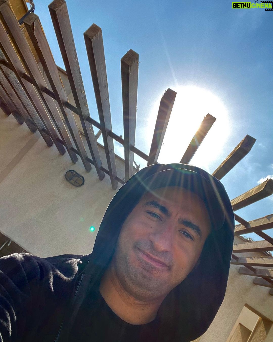 Ali Rabie Instagram - حبايب قلبي في كل مكان أغنيه "شقيت" الساعه ٧ مساء النهاردة جاهزين كله يخليه ماسك تليفونه بقي 😀🎧🎤 @mohamedelkhabeiry @ahmedgeasa @omarsharky @moproductionsofficial