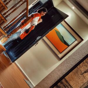 Ali Shadman Instagram - ‏‎خواهر من
کاش می توانستم بگویم؛
‏‎هر جور دِلت خواست بپوش
‏‎هر جور دلت خواست فکر کن
‏‎هر جور دلت خواست اظهار نظر کن
‏‎و هر جور که دلت خواست زندگی کن ؛
‏‎هر جا که رفتی با آرامش برو .
کاش می‌توانستم بگویم 
‏‎تمام مردان این سرزمین برادران تواند و
‏‎اگر کسی داخل یا خارج از خانه به شأن تو احترام نگذاشت هراسی به دلت راه نده ؛ « هر جور دلت خواست » باش ، چون دَستش به تو نمی رسد مگر در صورتی که تا آخرین قطره خونِ تَنِ تماممان زیر پوتین هایشان باشد .
کاش و کاش و کاش...
کاش می‌توانستم بگویم دیگر نه خواهری و نه برادری را بی‌گناه از دست نخواهیم داد...
کاش می‌دیدم آن روزی را که ما ( مَردان )  فقط در صفحه های مجازی‌مان شلتاق نمی‌کنیم و هشتگ نیستیم ! 
کاش چشمم به جمال لحظه‌ای روشن می‌شد که ما برای مادران ، خواهران و کسانی که دوستشان داشتیم « مَرد » بودیم ،  از آن نوع که شما  دلتان می خواست .
خواهرم 
کاش 
این 
کاش 
از دایره‌ی
واژگان 
این 
دیار 
برای 
همیشه 
حذف 
می‌شد.
۱۴۰۱/۶/۲۷
#ژینا_امینی