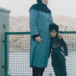 Ali Shadman Instagram - من امروز در بیست و پنج سالگی‌ام مقابل هجومِ بی‌تعارف و بی‌ملاحظه‌ی عُمرِ گُذرا، هنوز هم تنها همین قاب، تنها همین پناه، تنها همین دستِ روی شانه آرامم می‌کند، دستی به نیابت از پدر و آرینا. برای خودم این نقاشیِ اختصاصی را هدیه‌ گرفتم و ایمان دارم به آن. می‌خواهم پُشتش برای خودم بنویسم؛ علی‌جان اگر امسالِ عمرت هم مثل همین قاب، دستِ خانواده روی شانه‌ات باشد فیل‌َت پرواز می‌کند! و برای شما که لطف‌تان سرازیر بود در این اَیام هم دعا می‌کنم؛ الهی که فیل‌تان پرواز کند. . مثل هر سال خدا را ماچ می‌کنم و سفت در آغوش می‌گیرم و شُکر می‌گویم که هستم. . و مثل همیشه خاکِ خاکِ خاکم. یا علی ♥️