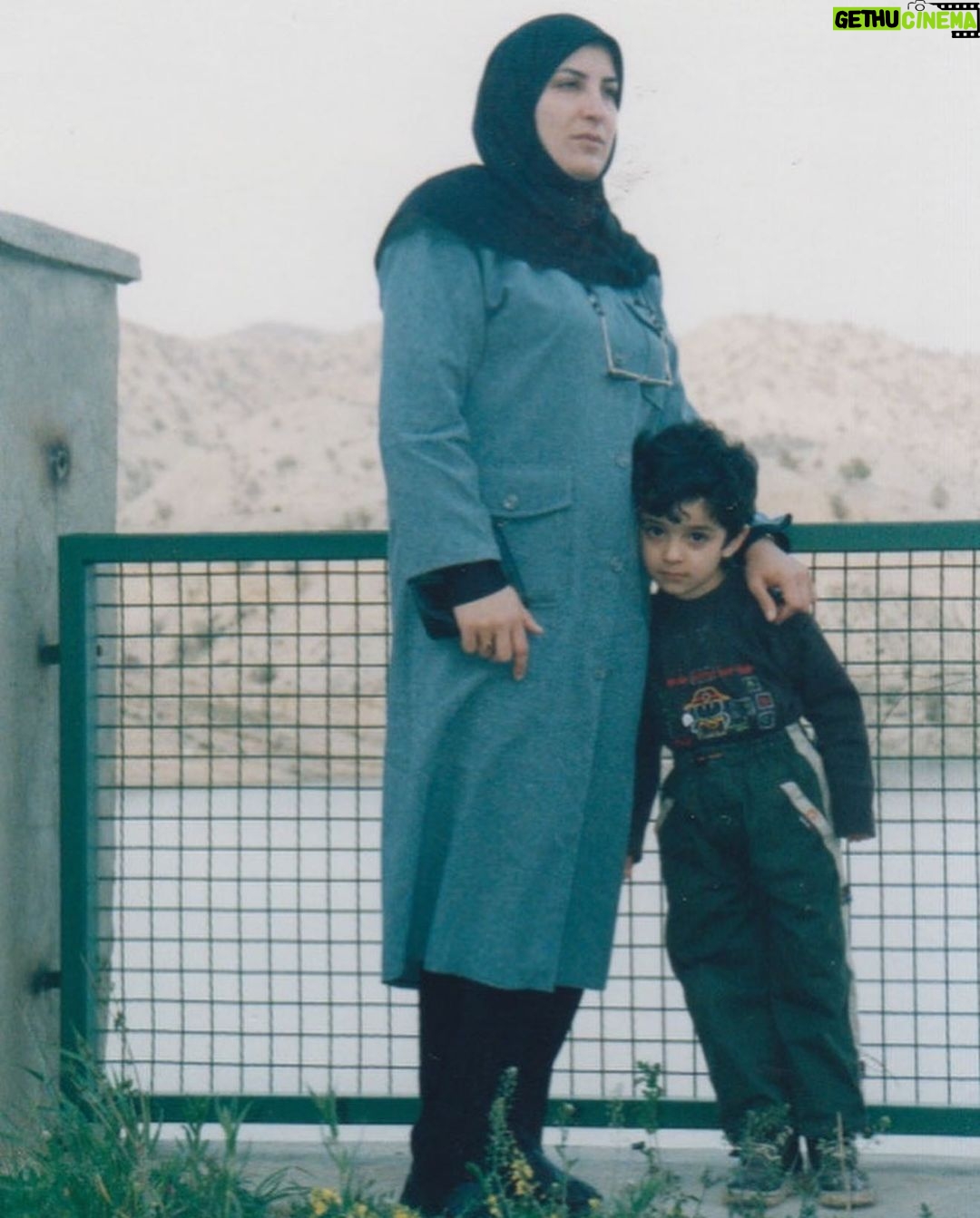 Ali Shadman - 203.3K Likes - من امروز در بیست و پنج سالگیام
مقابل هجومِ بیتعارف و بیملاحظهی عُمرِ گُذرا،
هنوز هم تنها همین قاب،
تنها همین پناه،
تنها همین دستِ روی شانه آرامم میکند،
دستی به نیابت از پدر و آرینا.
برای خودم این نقاشیِ اختصاصی را هدیه گرفتم و ایمان دارم به آن.
میخواهم پُشتش برای خودم بنویسم؛
علیجان
اگر امسالِ عمرت هم مثل همین قاب، دستِ خانواده روی شانهات باشد فیلَت پرواز میکند!
و
برای شما که لطفتان سرازیر بود در این اَیام هم دعا میکنم؛
الهی که فیلتان پرواز کند.
.
مثل هر سال خدا را ماچ میکنم و سفت در آغوش میگیرم و شُکر میگویم که هستم.
.
و مثل همیشه خاکِ خاکِ خاکم.
یا علی ♥️