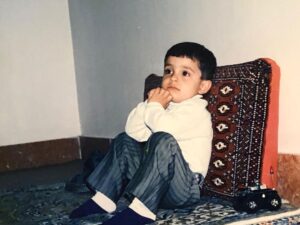 Ali Shadman Instagram - این عَکس برایم بوی نَفت و فیتیله سوخته ی والور میدهد و گرمای تیوسِت های نَفتی که بعد تر آمد ... و یک تانکر نَفت در انتهای حیاط که شب های سردِ زمستان با یک دَبه سمتش می دویدم که مخزن والور ها و تیوست را پُر کنم . از دوران کودکیم جز بَزم های همیشگیِ خانوادگی ، فقط دلم برای همین چیز های کوچک تَنگ می شود ... پ.ن : دلتنگی های فوق ، نوستالژیِ اکثر دهه‌ شصتی ها و حتی پنجاهی های مردم ایران است . اما خب ما‌ در دهه‌ی هفتاد تجربه شان کردیم ، مسئولین از جنگ تا کنون بی میلی عجیبی نسبت به پیشرفت شهر های مَرزی مثل ایلام دارند ! «ایلام» غنی از ثروت است و محروم از توسعه ...