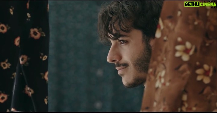 Ali Shadman Instagram - عِلت عاشق زِ عِلت ها جُداست عِشق اصطرلاب اَسرار خداست تَقدیم به « او » « حضرت مولانا » . . اِکران آنلاینِ فیلم « مُردن در آب مطهر » همچنان ادامه دارد ، برای تماشایش کافیست اِسم فیلم را گوگل کنید . نظراتتون رو می خوانم و حظ میبرم بنویسید برام ♥️