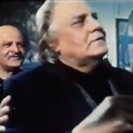 Ali Shadman Instagram - چند روز ی ست که از سفرِ آقای‌ سینایی به جهانِ باقی می گذرد ، ویدئو های بسیاری از ایشان پخش شد اما لا به لای‌شان این ویدئو به راستی من را کُشت ، بار ها... تصویر بخشی از مستند «کوچه پاییز» است در جَشنی به مناسبت چهل و پنجمین سالگردِ افتتاحِ گالری ژازه تباتبایی ؛ بیش از صد بار با تماشایش گونه خیس کردم ، این‌ ویدئو برای من شمایلی از بهشت است ... استاد خسرو سینایی می نوازد ، استاد پرویز کلانتری ، استاد محمدعلی کشاورز ، استاد نادر ابراهیمی ، استاد علی اکبر صادقی ( که خدا برای این خاک حفظشان کند ) و ... یکصدا با هم بِیتی را می سرایند و من را هر بار بیش از پیش عاشقِ گذشته می کنند ، گذشته ای که رفته و گذشتگانی که دیگر نیستند اما در زمان حیاتشان آنقدر وجود داشته اند و ساده اما عاشق زیسته اند که جاودانگی‌شان می تواند با تماشای فقط چند دقیقه از بَزم دوستانه شان به من سیلی بزند و بیشتر مرا در اَمر بی بازگشت یا نوستالژی غرق کند ؛ به راستی که گاهی زمانِ حال انقدر تلخ و آینده انقدر نا معلوم می‌شود که آدم دلش می خواهد در گذشته زندگی کند ، محو شود ، پیر شود و بلند بخواند : یک زمان من هم جوان بودم ...