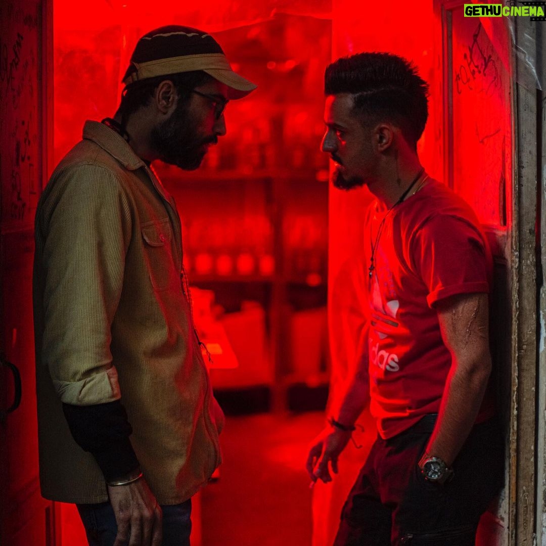 Ali Shadman Instagram - با محمد کارت برادر و رفیق ، کارگردانِ درجه یک و مجنون ، یک شورشیِ شیدای به تمام معنا ؛ در پروسه ی رسیدن به اَشکانِ «شنای پروانه» کِیف کردیم ؛ حسابی ... عکس از : @fattah.zinouri