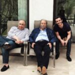 Ali Shadman Instagram – این عکس را به اشتراک می گذارم 
به دو دلیل ،
اول : خدا جِناب فرمان آرا و نصيريان را براى همه ى ما حفظ كند…
شما سرمایه های اصیلِ هنرِ ما هستيد و سالهاست که برای ایران و حفظ تکه پاره های فرهنگ غنی اش بی دریغ تلاش کردید ، ماندید و ساختید ،
 شما را باید روی سَر گذاشت و حلوا حلوا کرد .
دو : نميدانم بگويم متاسفانه يا خوشبختانه،اما آخرین ساخته ی عالیجناب فرمان آرا بعد از ۴ سال بصورت آنلاین در حال اکران است…؛ زیبا ، دغدغه مند ، پر محتوا و مهم است ، در این وانفسای هيچ براى هيچِ آثار هنری ، به مغزتان احترام بگذارید و خوراک خوب به آن بدهید ،
فیلم خوب ببینید و‌ در آن‌ تعمق کنید .

تاثيرِ تلاش و حضور این بُزُرگان براى سينما و اهالىِ آن ،مستمر و مستدام .
فیلم «حکایت دریا» را ببینید 
حتمن …
عکس : @reihanet