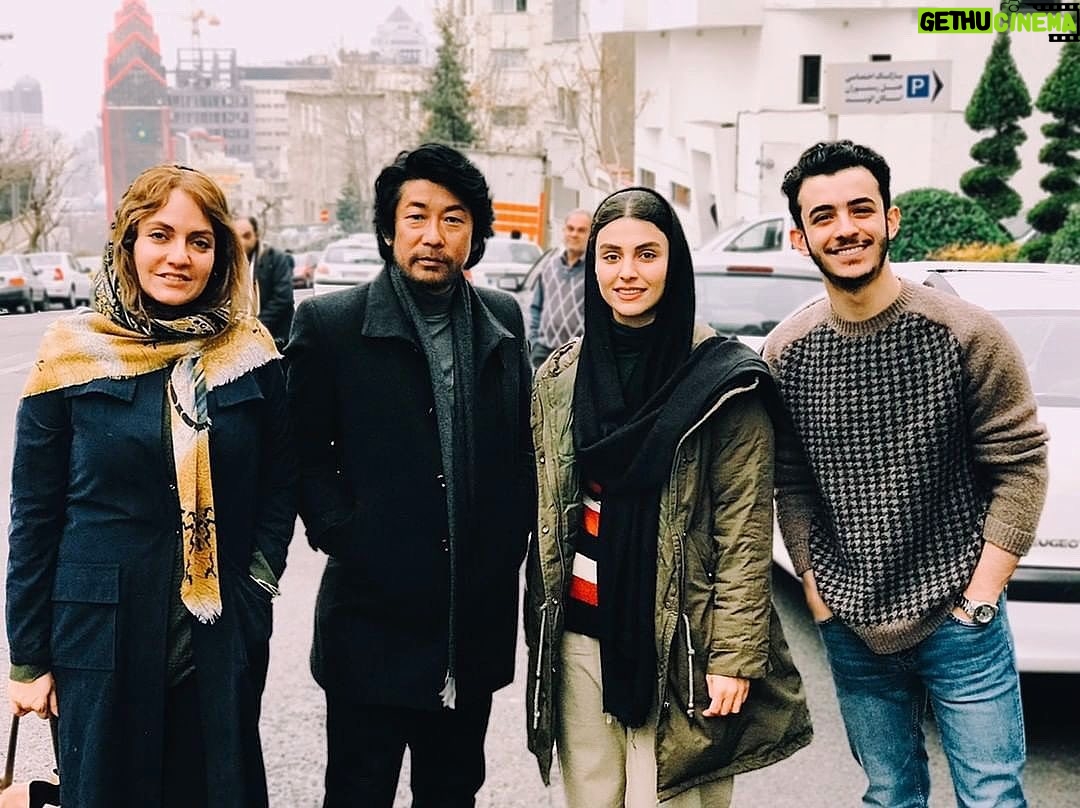 Ali Shadman Instagram - اکرانِ آنلاین « مهمانخانه ماه نو » شروع شد . در فیلیمو ، نماوا و ... میتونین ببینین . کیف میکنم نظراتتون رو درباره اش بخونم .