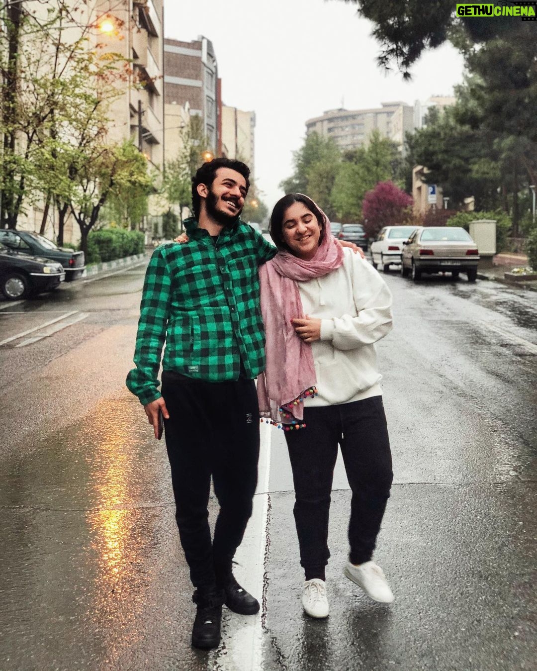 Ali Shadman Instagram - تو را هر روز میگذارم کنار چاییِ تلخ و می نوشم خوش طعم ترین داشتنِ جهان را ... باقلوای من 👼🏻 #happysiblingsday