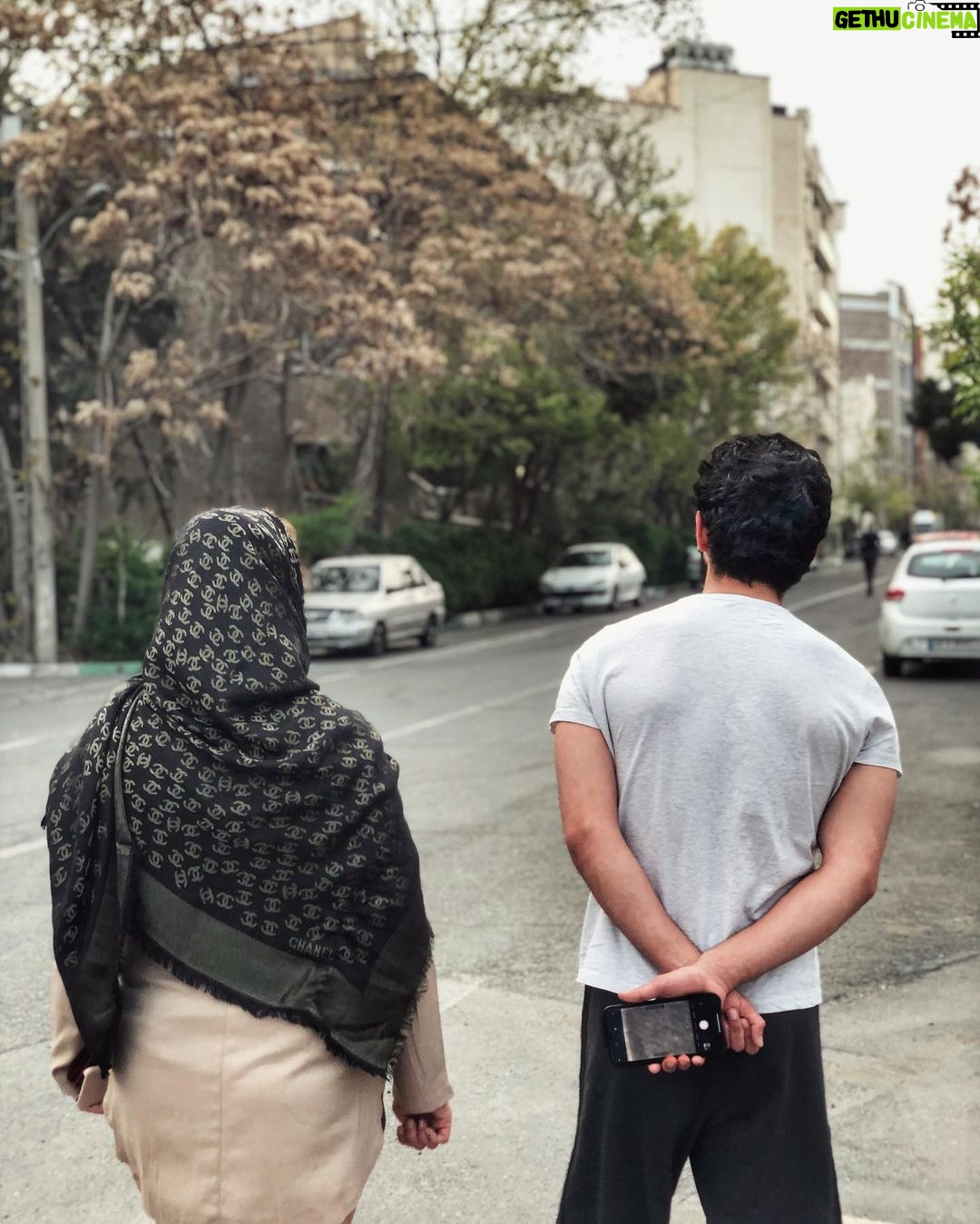 Ali Shadman Instagram - ، این دنیا بَستنی نیست رَستنی ست ... قُربانِ خانواده تان بروید این روز ها ، فُرصتِ خوبی ست 🌱 عکس : خواهر ؛ از من در کنار مادر ...
