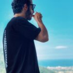 Ali Shadman Instagram – چای می نوشم
و 
نگاه میکنم ؛
به تاب/سِتان که داره گورشو گُم میکنه✌🏽
عکس از : آرینا جانم