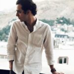 Ali Shadman Instagram - در تعریف عشق جای هیچ تعریف نیست ... پ.ن : معمولا جلو دوربین عکاسی معذبم ژست بگیرم ؛ بجز دوربینی که آرینا از توی ویزورش منو نگاه میکنه 🙍🏻‍♀️📷 #خواهر