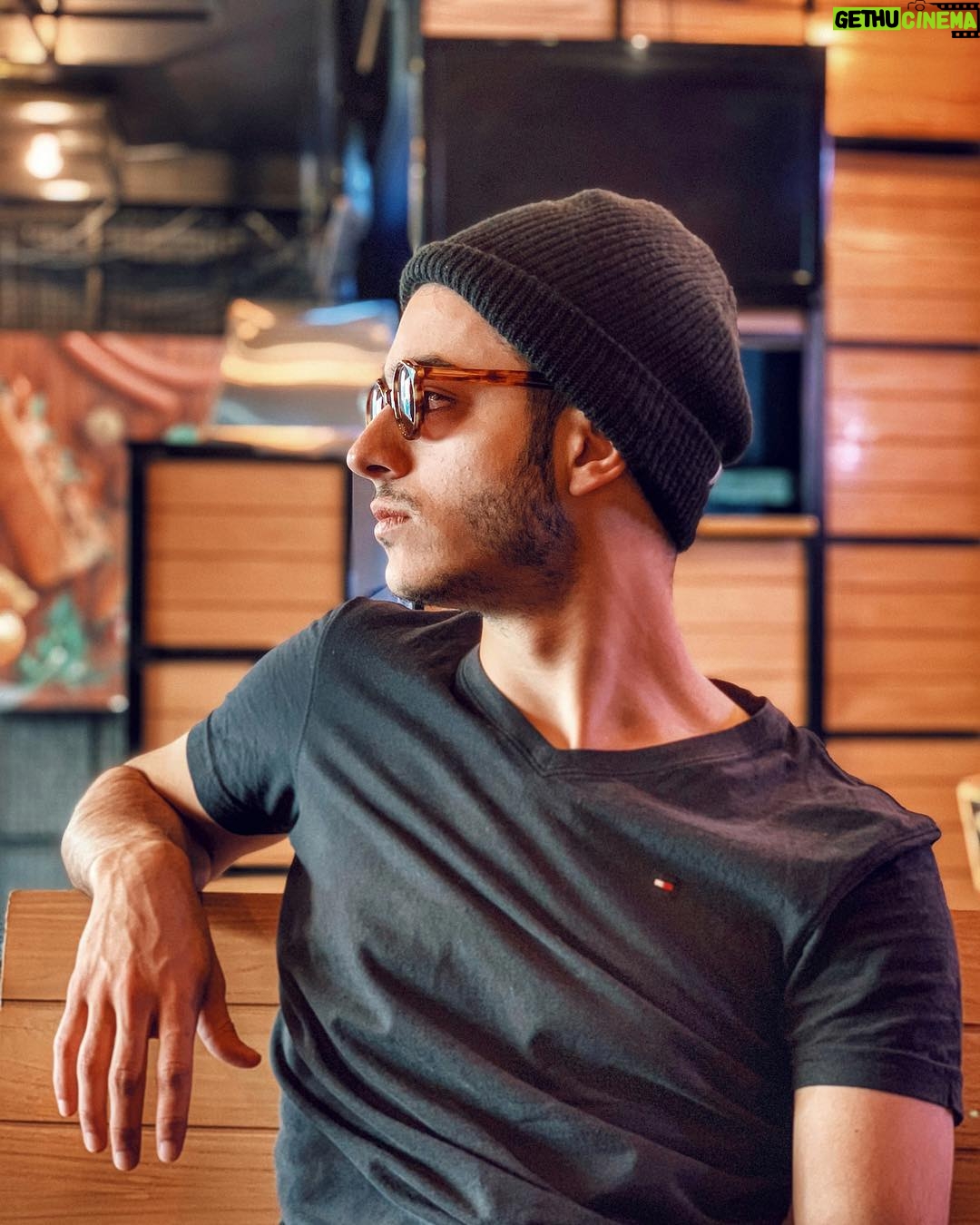 Ali Shadman Instagram - 👕 اینجوری بیشتر با زمستون حال میکنم
