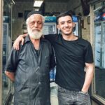 Ali Shadman Instagram - بعضى آدم ها بدون اينكه بخواى و بخوان با گذر زمان توى زندگيت مهم ميشن ، اين كه من پنج ساله هفته به هفته ميرم پهلوش قيمه مى خورم ، اينكه دو سال اول باهم حتى يك كلمه حرف نزديم ولى الان جزو رفيقامه برام اوج لذته ... پيشنهاد مي كنم بگرديد و پيدا كنيد يكى مثل هوشنگ رو توى زندگى تون ... #عمو_هوشنگ